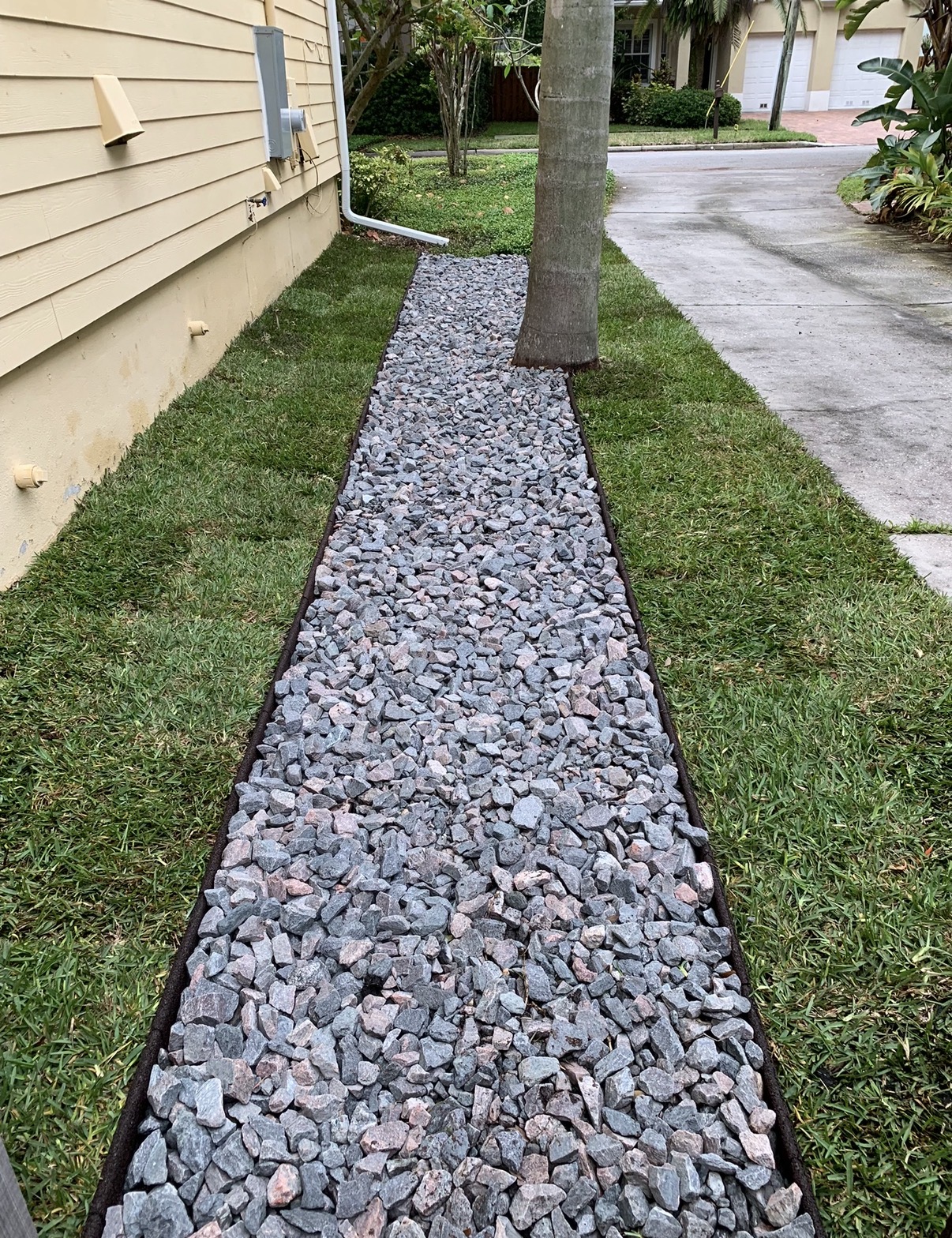 Gravel drainage strip installation